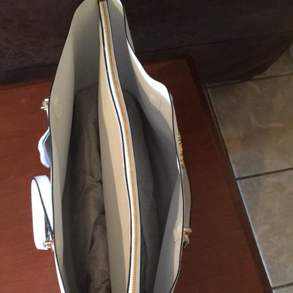 White Guess purse - Picture 2 of 3